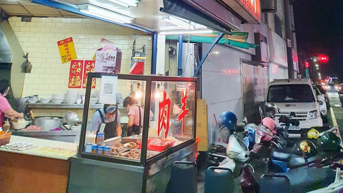 新陶芳羊肉爐附近沒有停車場，但周邊蠻空曠的算是好停車。（圖片來源：菓子の幸福週記）