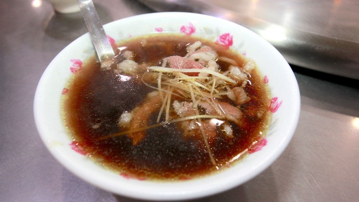 當歸羊肉湯湯頭當歸香氣十足不油膩，羊肉片軟Q富嚼勁不柴。（圖片來源：樂天小高の美食之旅）