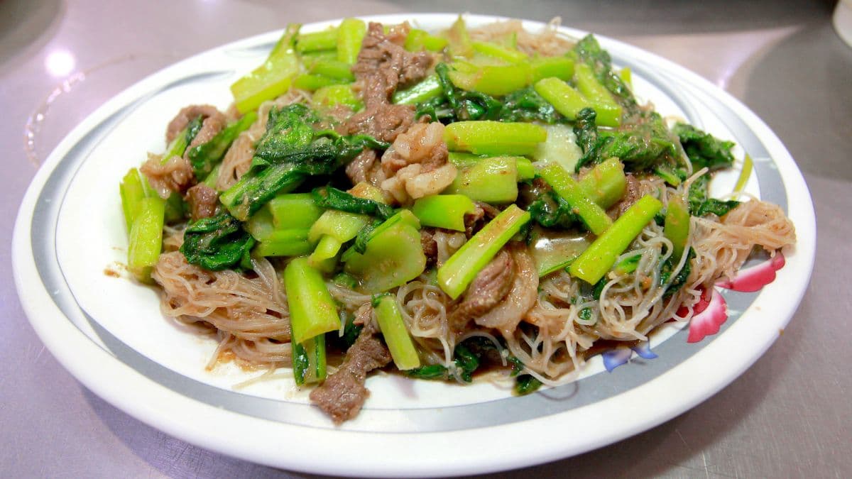 米粉沙茶香氣濃郁Ｑ彈不爛，羊肉吸滿的沙茶很入味。（圖片來源：樂天小高の美食之旅）