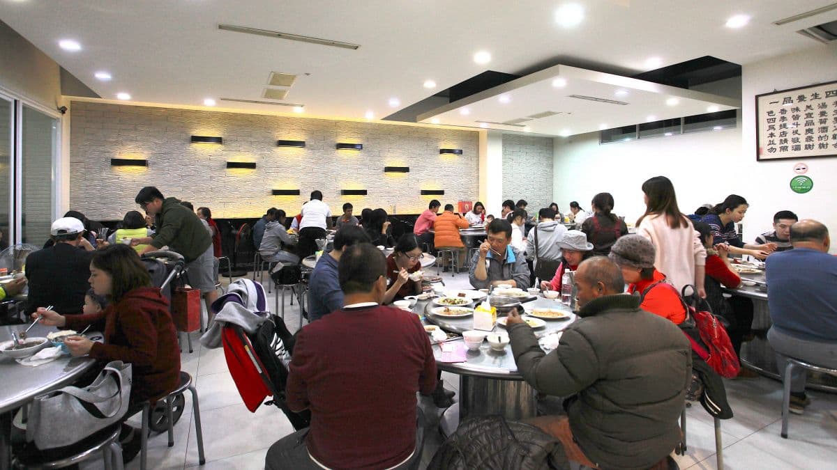 用餐空間很寬敞且氣氛好，座位主要以大圓桌為主。（圖片來源：樂天小高の美食之旅）