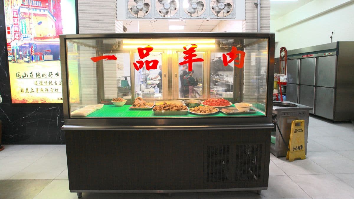 一品羊肉店以在地客人居多，用餐時間滿滿的人潮要避開這時段。（圖片來源：樂天小高の美食之旅）
