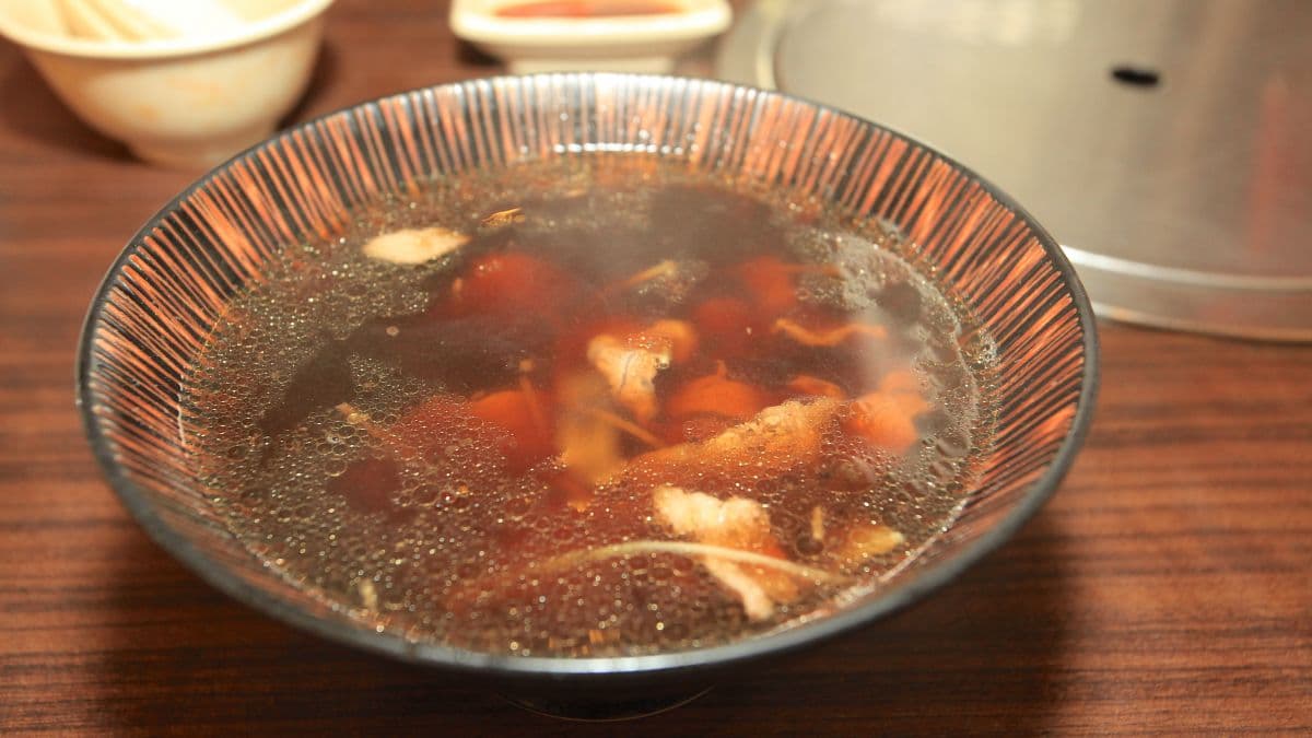 羊肉湯羊肉很厚實軟嫩，湯頭中藥滋味很濃郁。（圖片來源：樂天小高の美食之旅）