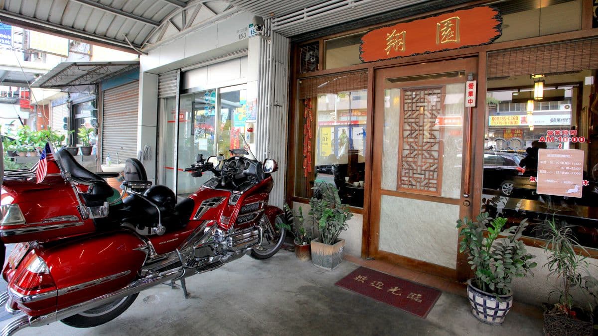 店面外觀很古典，像是傳統中式餐館。（圖片來源：樂天小高の美食之旅）
