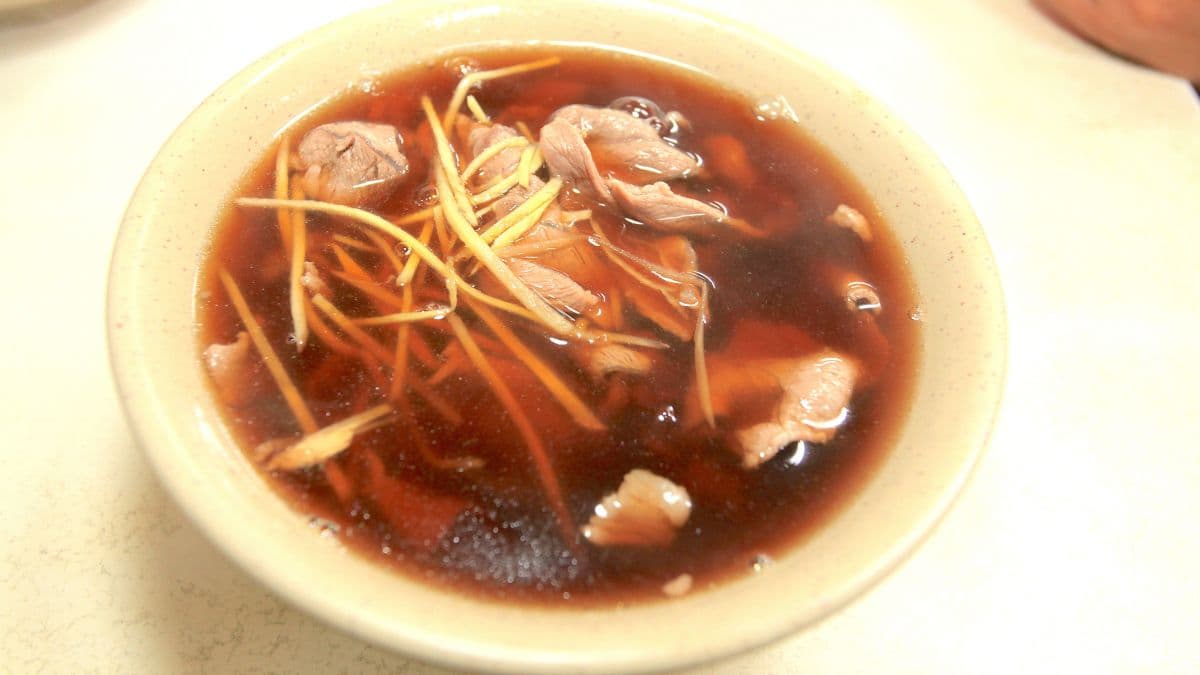 當歸羊肉湯很大碗，羊肉份量多口感軟嫩且紮實。（圖片來源：樂天小高の美食之旅）