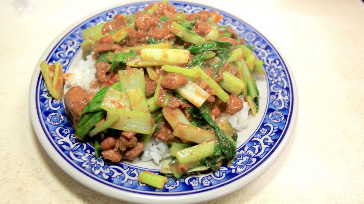 羊肉燴飯的沙茶與豆瓣醬香氣十足，白飯與醬汁一起吃很開胃。（圖片來源：樂天小高の美食之旅）
