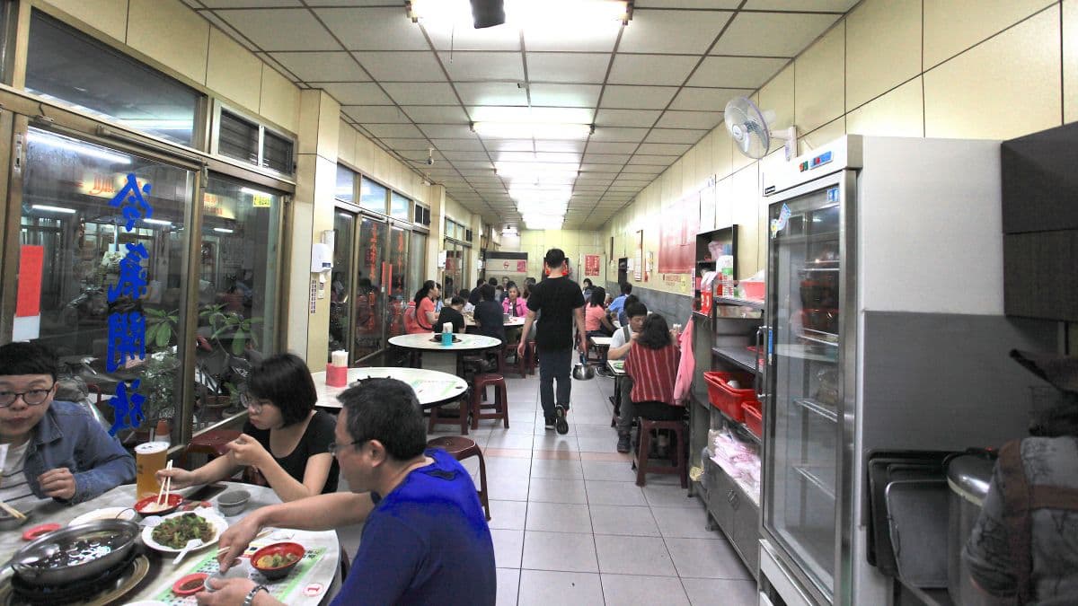 狹長形用餐空間整潔又明亮很舒服。（圖片來源：樂天小高の美食之旅）