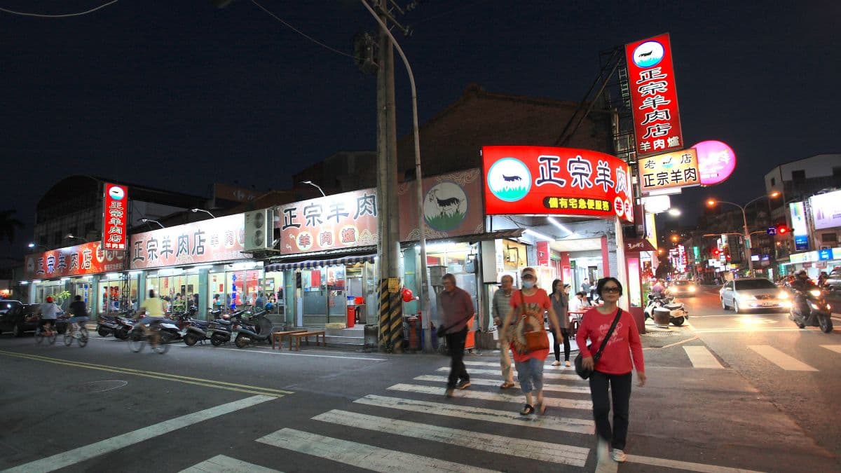 正宗羊肉店是一家老店，用餐時間人潮滿滿。（圖片來源：樂天小高の美食之旅）