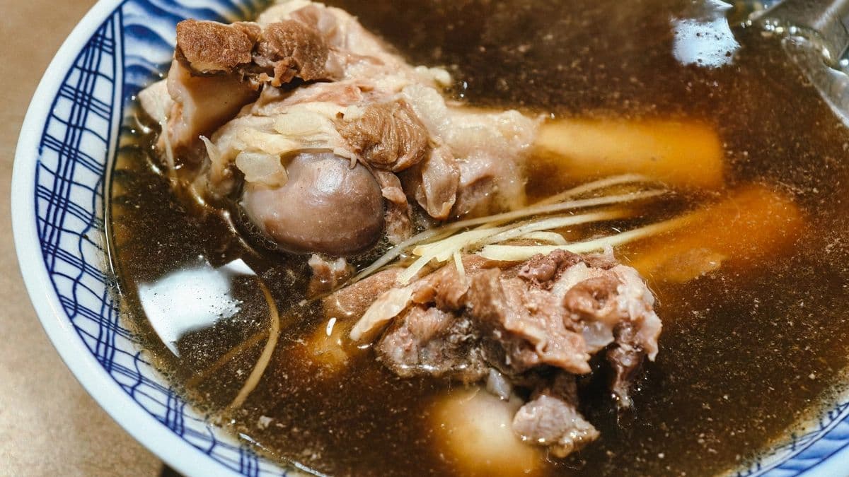 羊大骨湯裡有兩隻大骨，一定要用吸管喝羊骨髓。（圖片來源：美食好芃友）