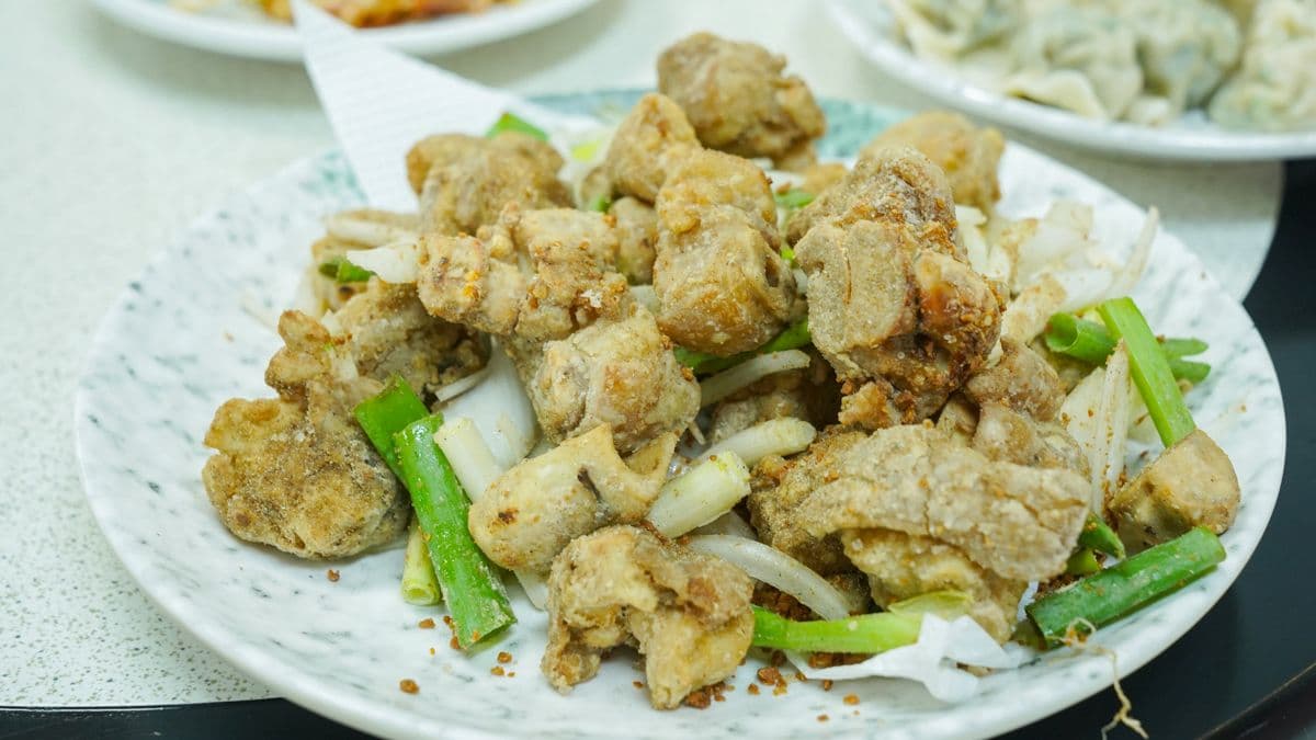 豬腳先滷再炸，外脆內軟嫩帶點Q感，椒鹽味道調得非常涮嘴。（圖片來源：美食好芃友）