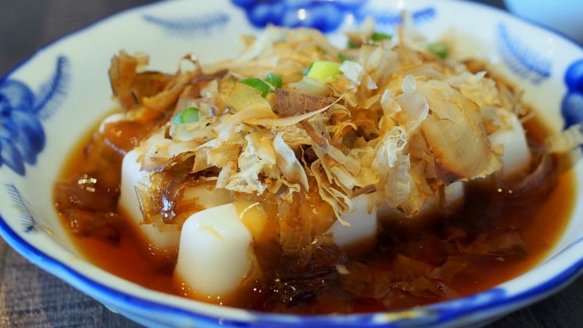 冷豆腐帶有獨特的淡雅花生香氣，口感很像甜品很扎實。（圖片來源：跟著尼力吃喝玩樂）
