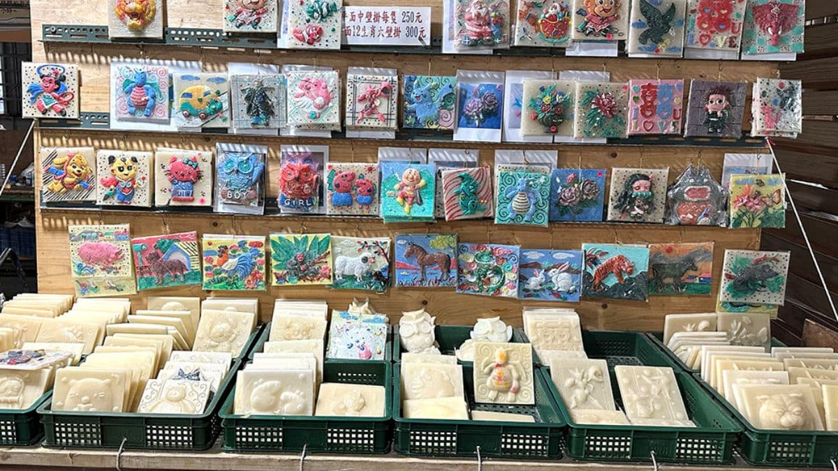 流程從灌蠟、拖模、上色、風乾到撒亮粉，適合國小以上的小朋友。（圖片來源：豬爸一家）