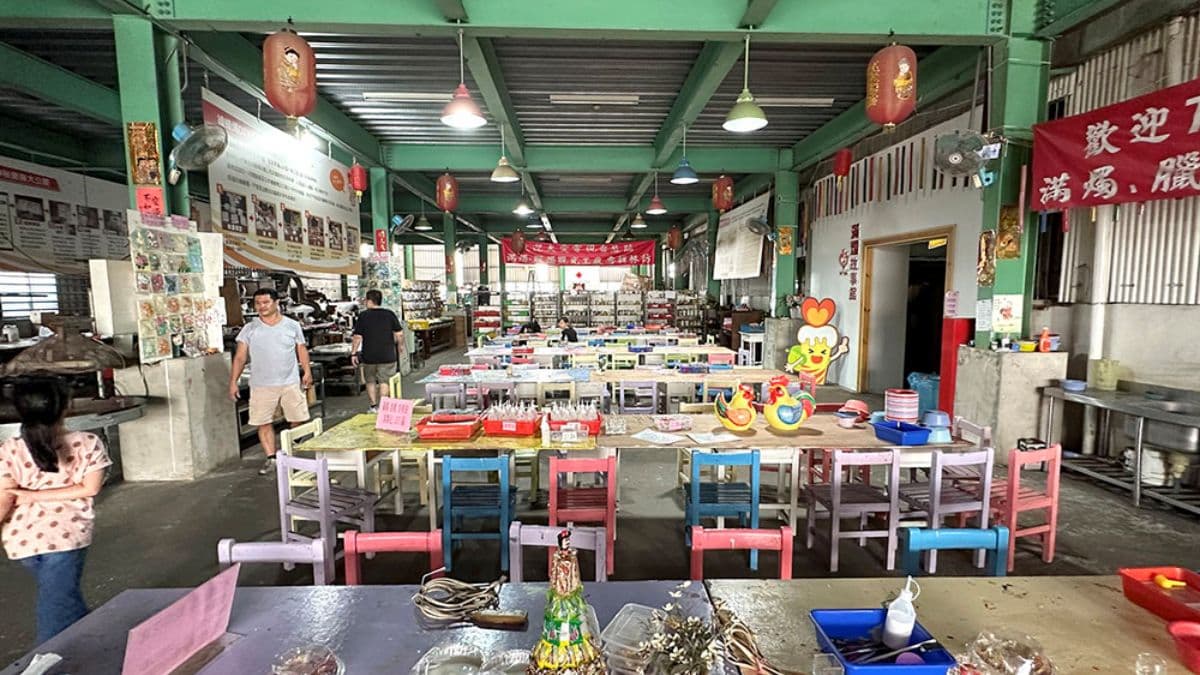 中間擺放了許多桌椅，後面部分還是保留了許多傳統制臘的器具。（圖片來源：豬爸一家）