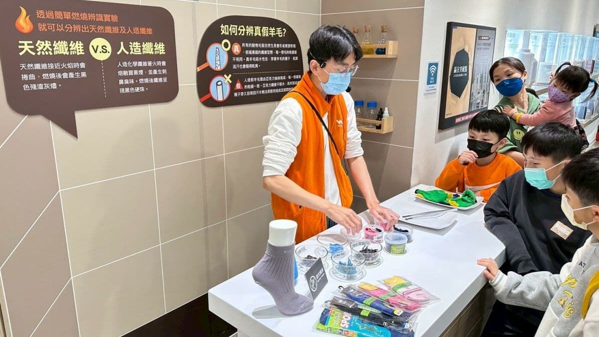 透過簡單的實驗過程，分辨天然纖維與人造纖維的差異。（圖片來源：蛋寶趴趴go）