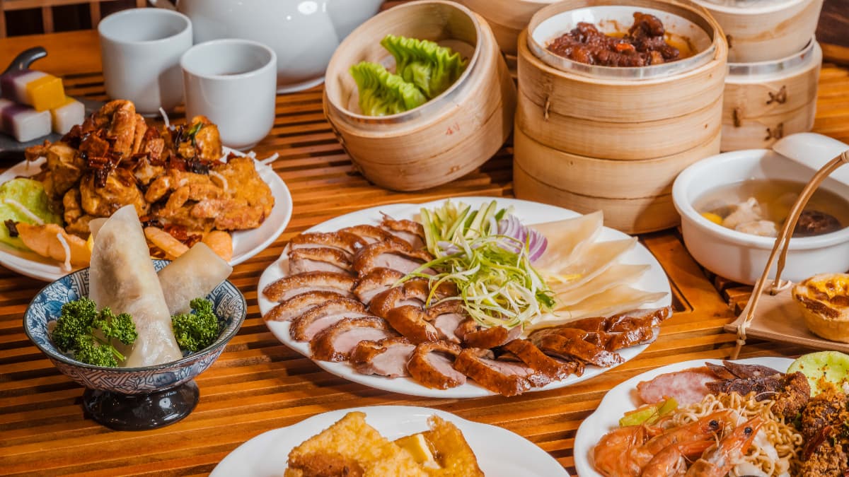 吃到飽菜色涵蓋多個料理區域，提供川椒辣子蟹、烏參豆腐煲與蟹黃燴鮮蔬等。（圖片來源：隱岳閣）