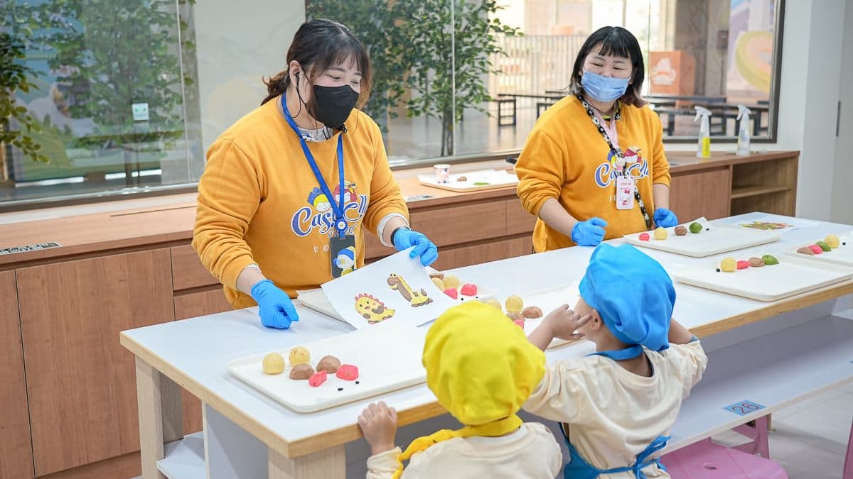 餅乾創作的過程孩子揉麵團超開心的，孩子們的成就感無可取代。（圖片來源：卡夫卡愛旅行）