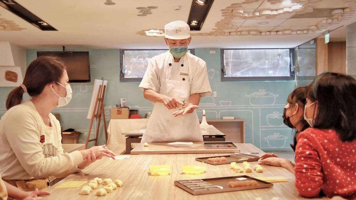 DIY教室師傅是直接近距離的在桌邊指導教學。（圖片來源：Ann‧榜哥‧生活事務所）