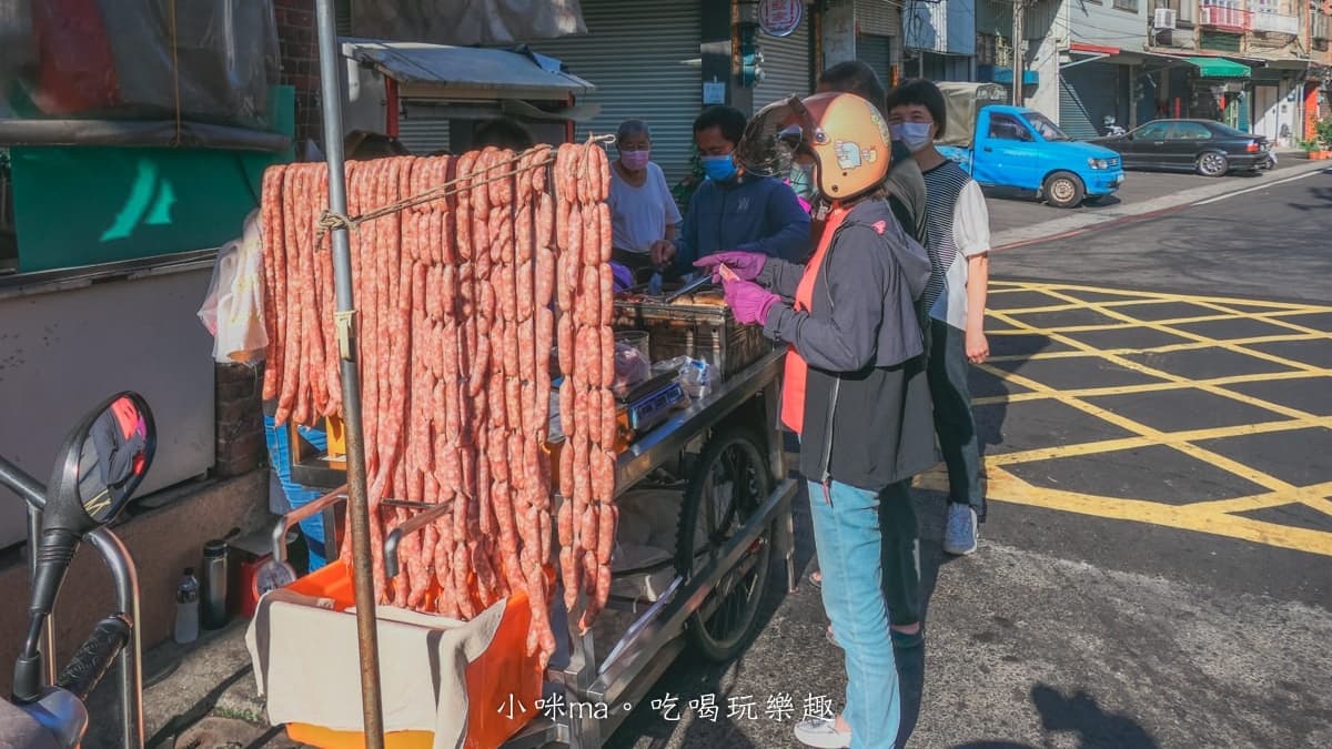 攤子上的香腸瀑布讓人印象深刻。（圖片來源：小咪ma．吃喝玩樂趣）