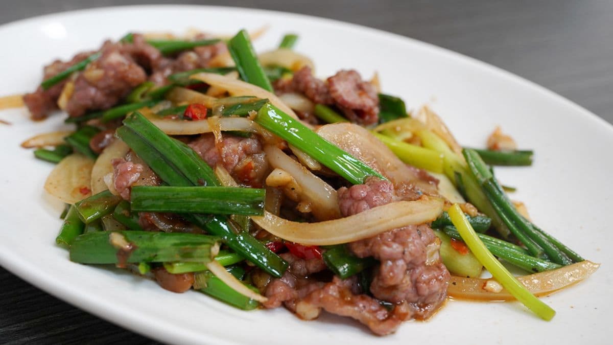 蔥爆牛肉的牛肉也很粉嫩，配著白飯吃可以吃好幾碗。（圖片來源：Tiss玩味食尚）