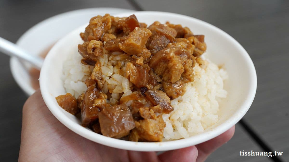 台南喝牛肉湯最開心的就是可以吃到好吃的滷肉飯，而且是免費吃到飽的。（圖片來源：Tiss玩味食尚）