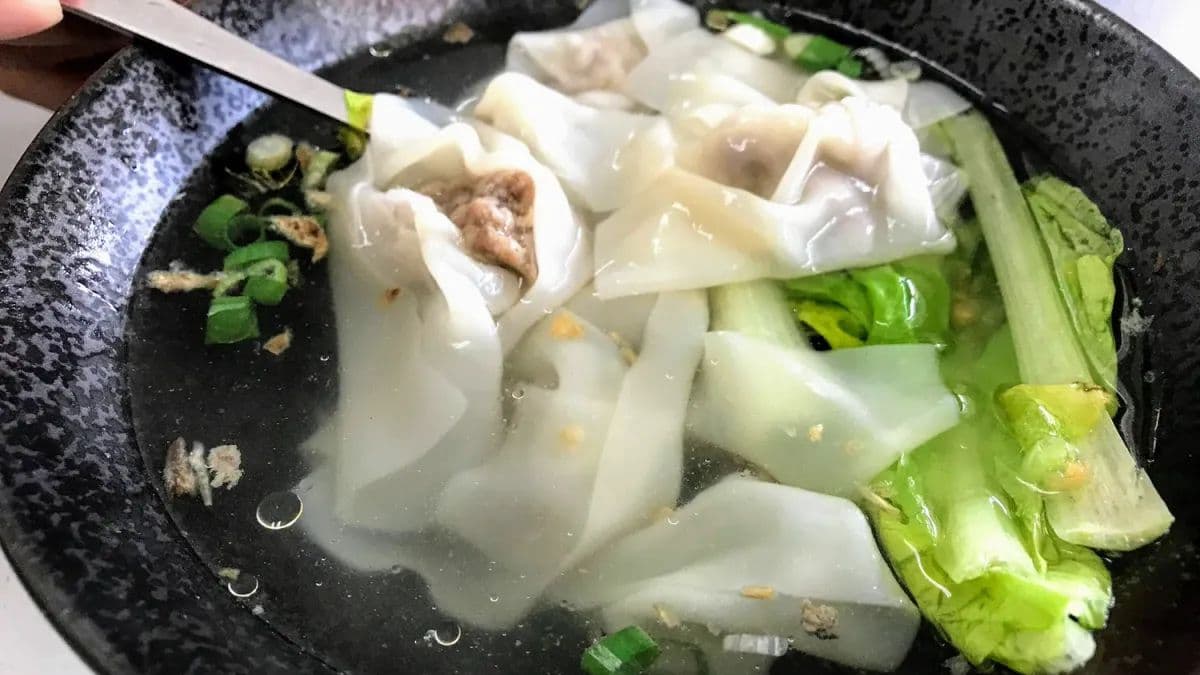餛飩湯餛飩蠻大顆的而且有五顆。（圖片來源：機票獵人蓋瑞哥）