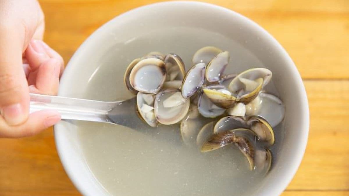 天氣冷喝上一碗蒜頭蜆仔湯，真是暖心又暖胃。（圖片來源：媽媽我想嫁去台南！四口新生活）