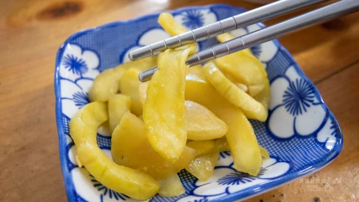等待的同時會先附上一盤免費的小菜解嘴饞。（圖片來源：媽媽我想嫁去台南！四口新生活）