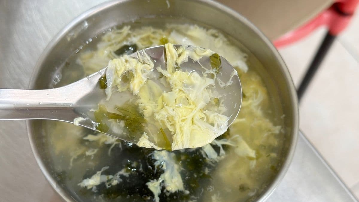 家庭風格的紫菜蛋花湯，喝起來清爽鹹香。（圖片來源：熱血玩台南。跳躍新世界）