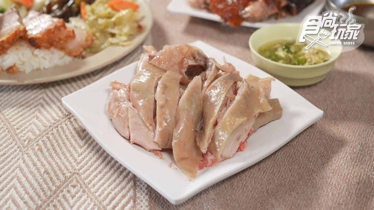 「露水雞飯」配蔥醬吃很搭，口感清爽不油膩。