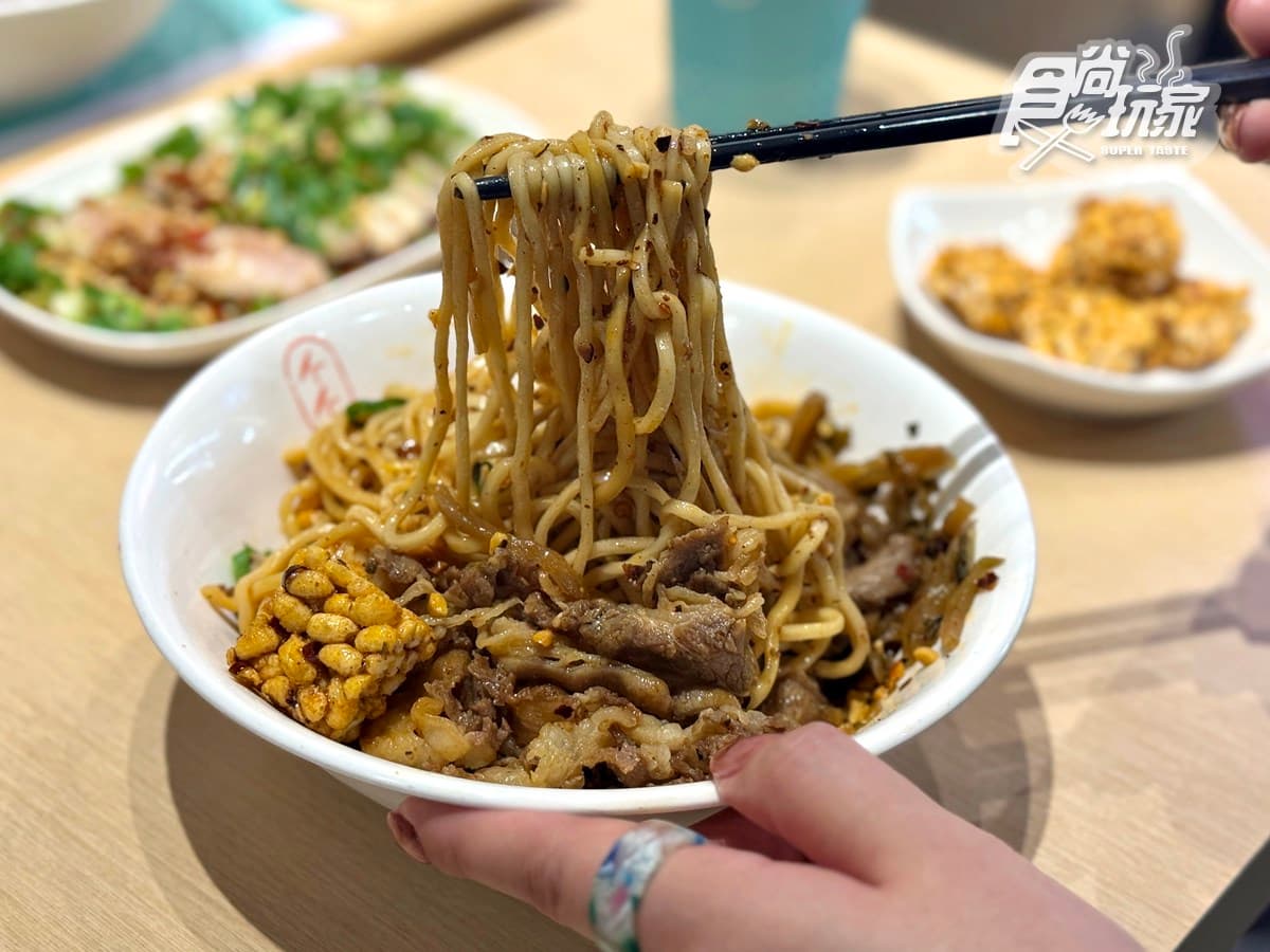 80元起吃爆！4.9星「平價銷魂燃麵」爽嗑巨無霸蟹黃麵，免費柚香小菜無限