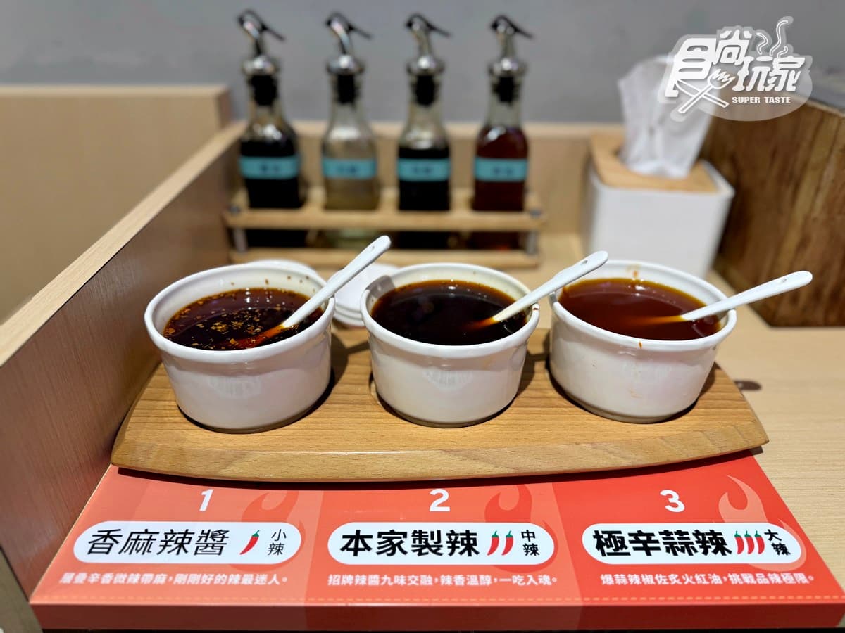 80元起吃爆！4.9星「平價銷魂燃麵」爽嗑巨無霸蟹黃麵，免費柚香小菜無限