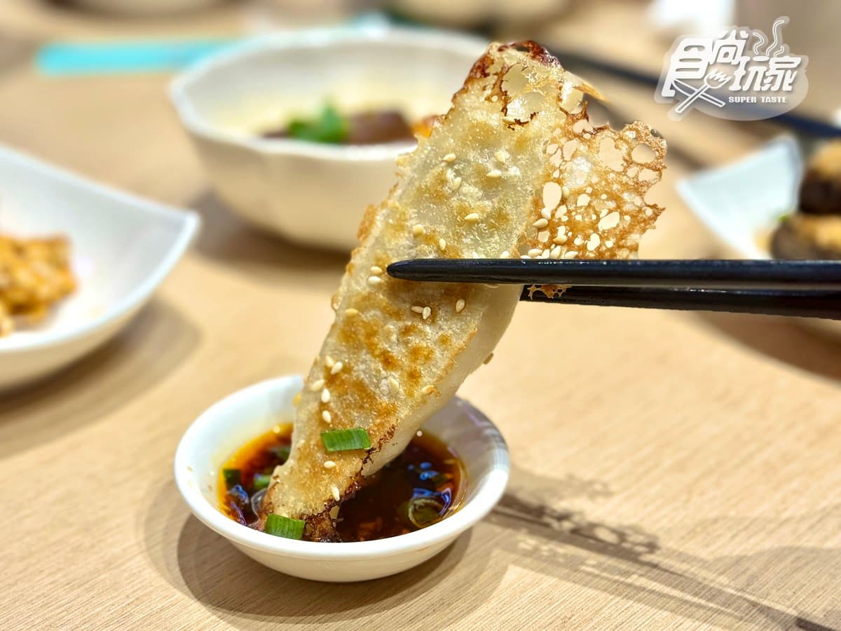 80元起吃爆！4.9星「平價銷魂燃麵」爽嗑巨無霸蟹黃麵，免費柚香小菜無限