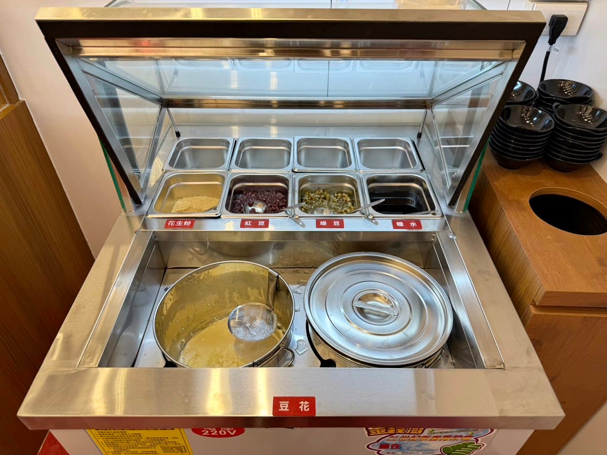 全台最狂「六扇門旗艦店」曝光！170元自助吧泡麵牆、豆花暢吃，免費送鍋料