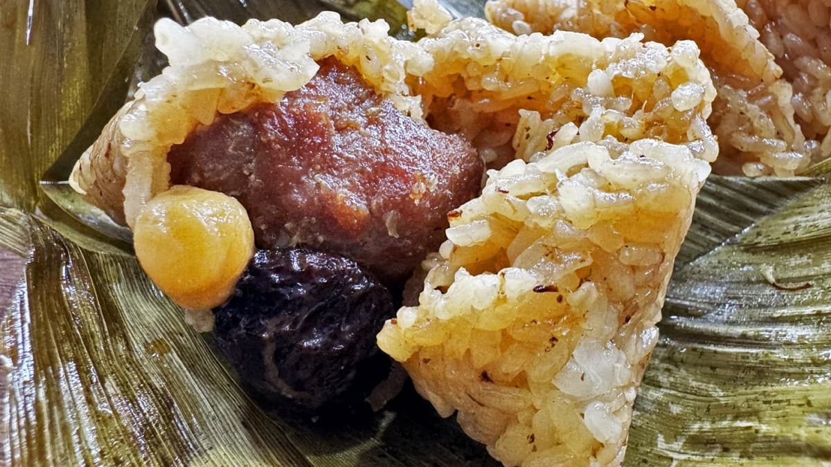 石碇桂花粽在糯米中融入桂花釀，高雅清甜，越嚼越香。（圖片來源：JUN享樂誌）