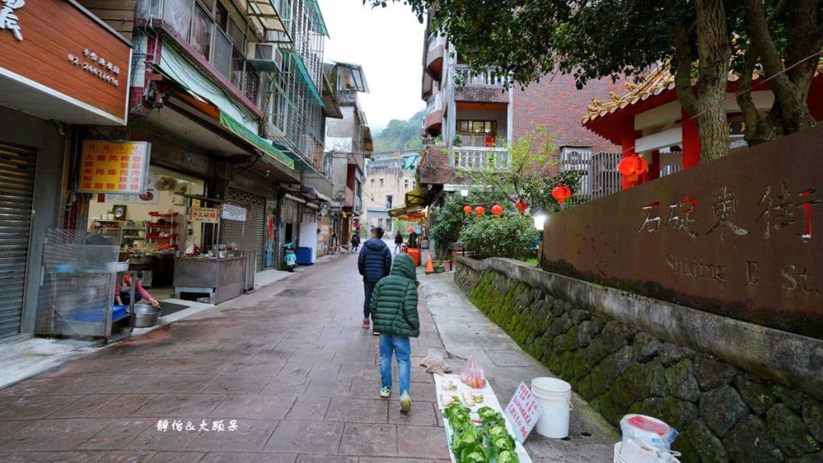 石碇老街逛起來特別清幽，有著濃濃人情味。（圖片來源：靜怡&大顆呆の親子.旅遊.美食）