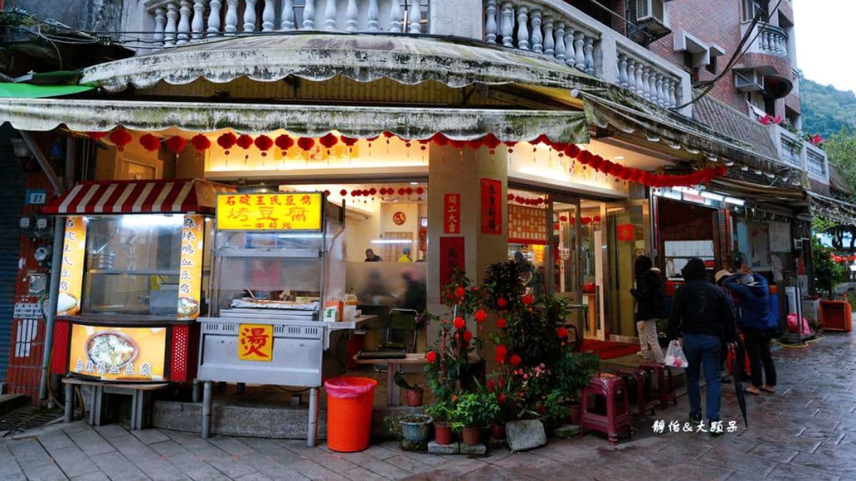老街上知名小吃多，絕對能滿足老饕味蕾。（圖片來源：靜怡&大顆呆の親子.旅遊.美食）