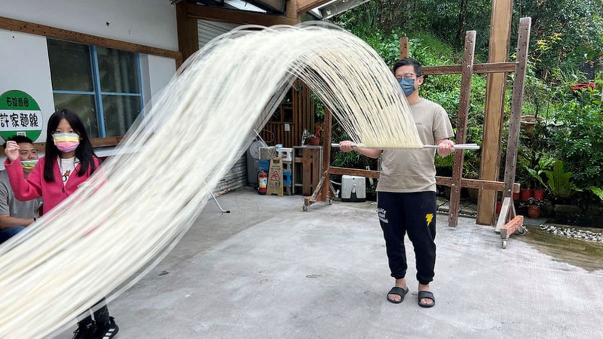 現場可以親子同樂，一起享受甩麵線的樂趣。（圖片來源：TISS玩味食尚）