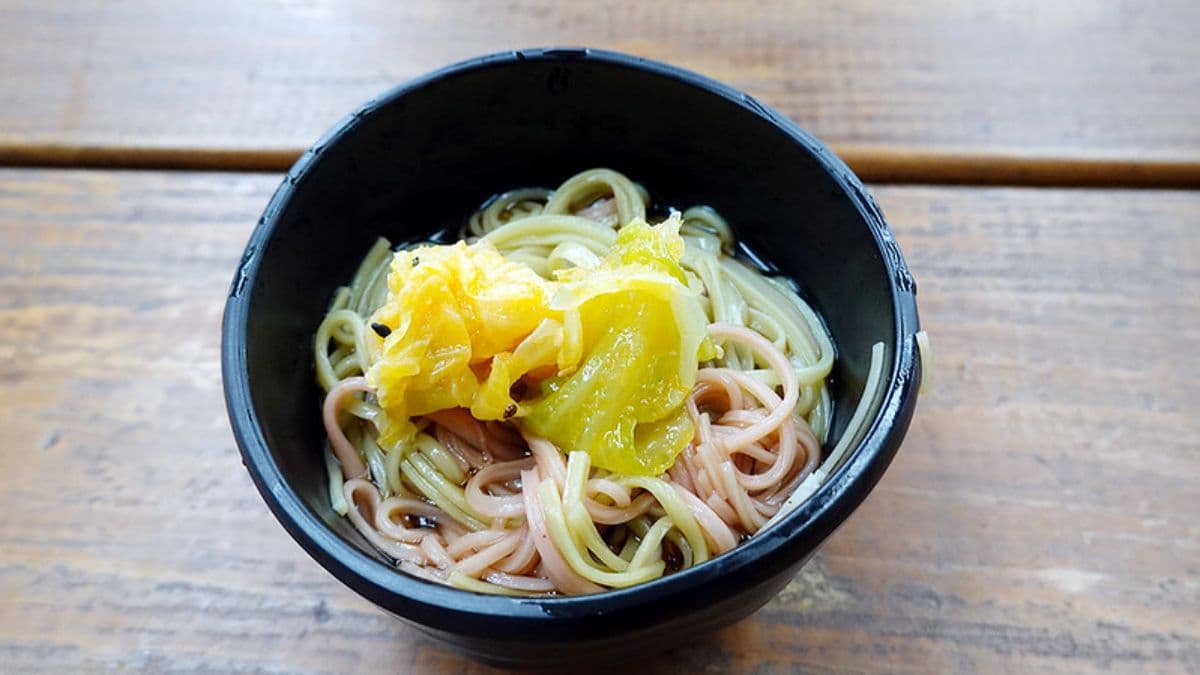 店家的麵條超Q彈，搭配泡菜一起吃很美味。（圖片來源：TISS玩味食尚）