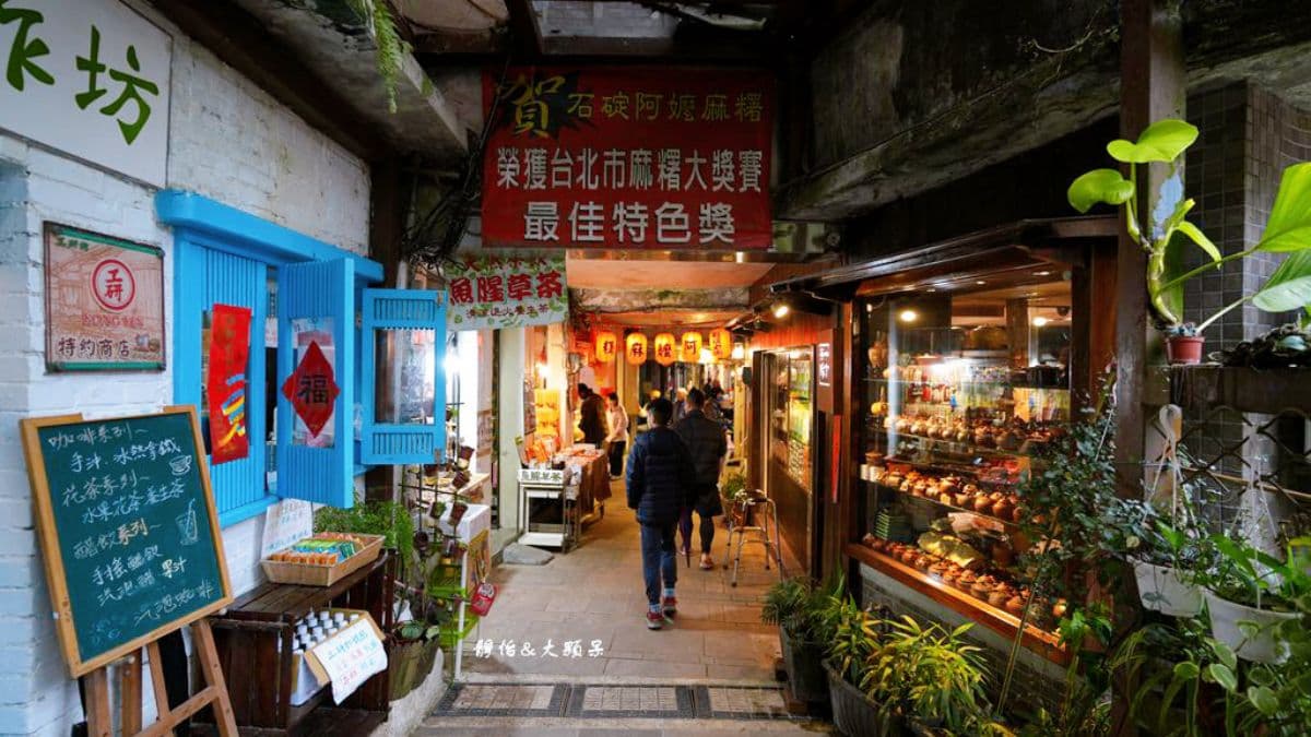 不見天街光線較為昏暗，但好處是不怕風吹雨淋。（圖片來源：靜怡&大顆呆の親子.旅遊.美食）