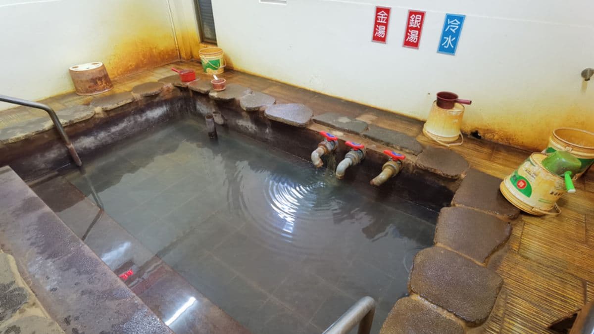 公共浴池的湯屋溫泉呈現透明，最多只能容納３人。（圖片來源：Darren蘋果樹旅遊玩樂誌）