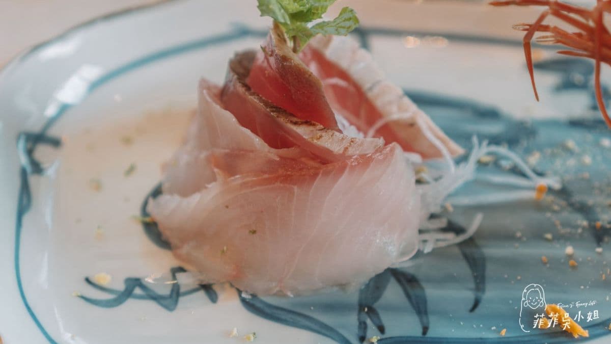 生魚片在燈光折射下剔透瑩美，保證新鮮！（圖片來源：菲菲吳小姐）