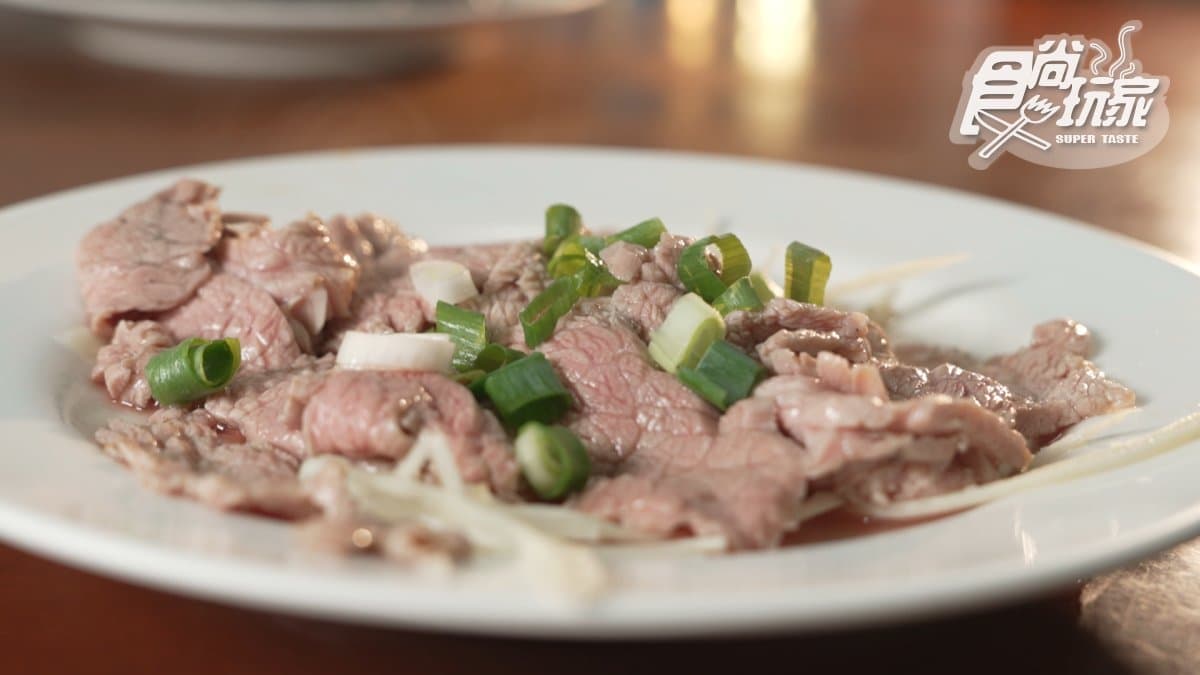 「水脯牛肉」不用沾醬就很好吃，薑絲更有提味的效果。