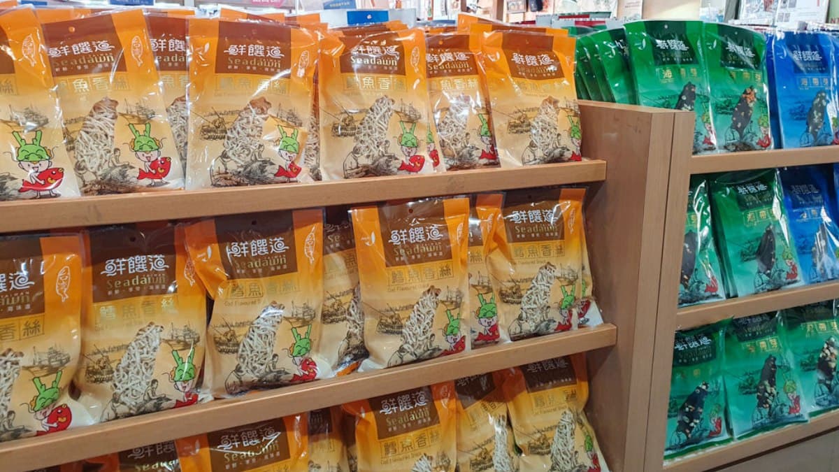 館內也販售多樣食品伴手禮，如鱈魚香絲、鮪魚餅乾等。（圖片來源：菓子の幸福週記）