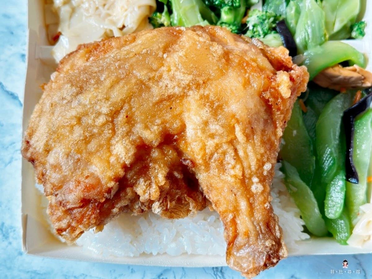 最低只要65元！高CP值「銅板價便當」嗑大雞腿＋４配菜，炒麵、湯品吃到飽