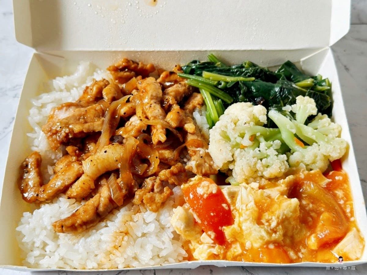 最低只要65元！高CP值「銅板價便當」嗑大雞腿＋４配菜，炒麵、湯品吃到飽