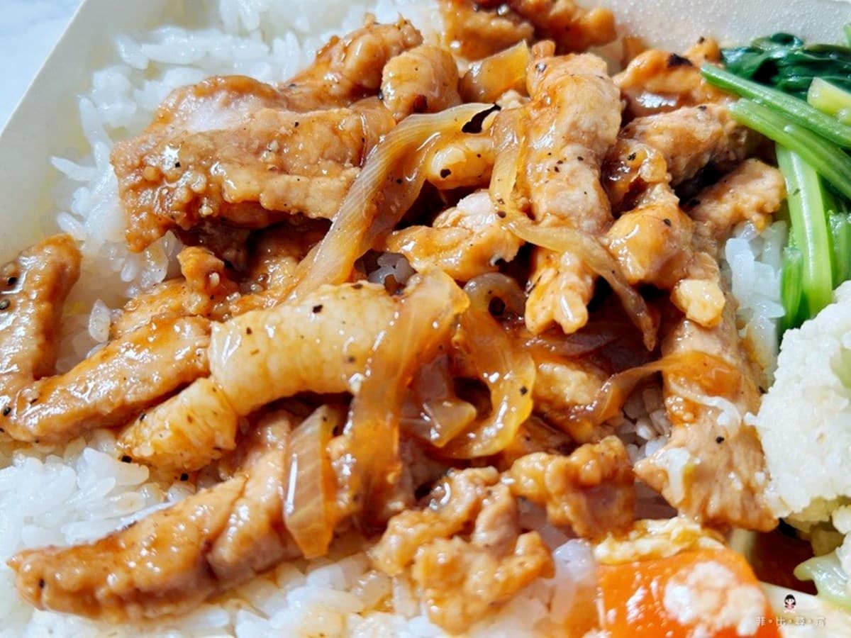最低只要65元！高CP值「銅板價便當」嗑大雞腿＋４配菜，炒麵、湯品吃到飽
