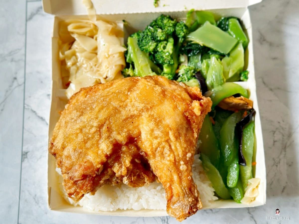 最低只要65元！高CP值「銅板價便當」嗑大雞腿＋４配菜，炒麵、湯品吃到飽