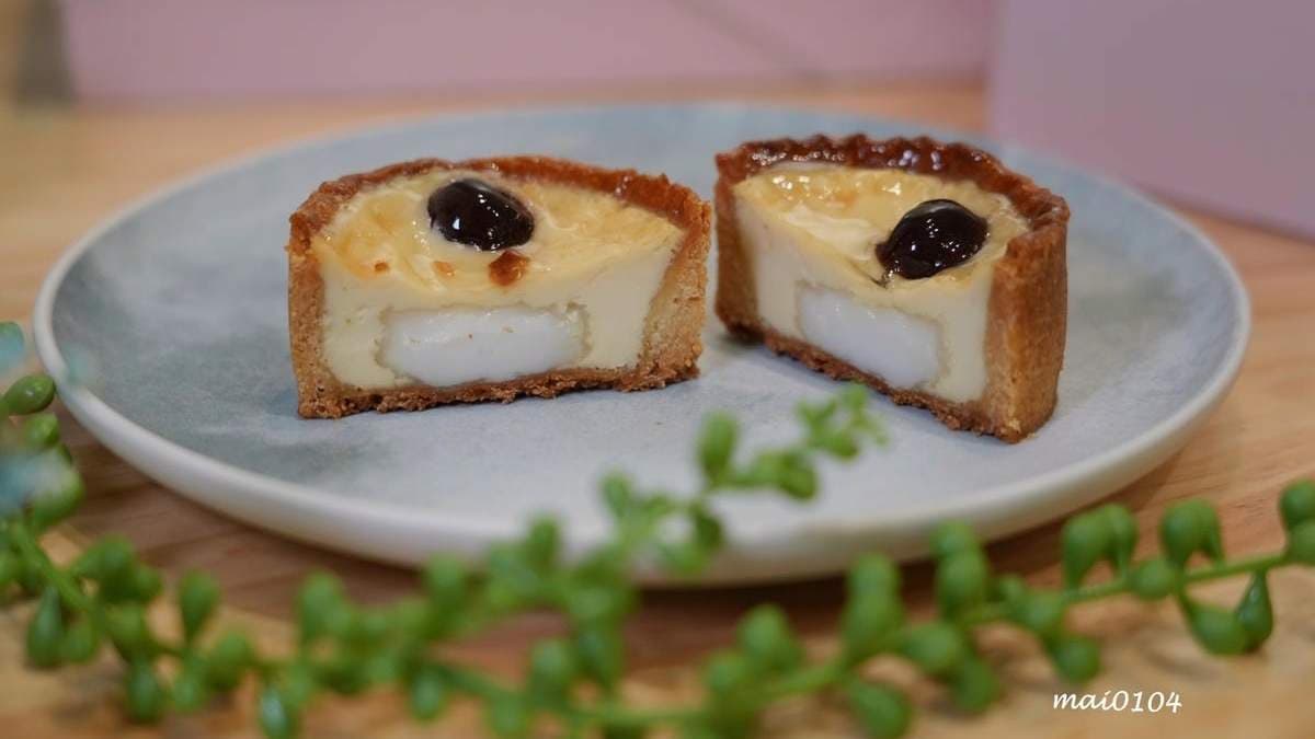 「酒漬櫻桃塔」有著香酥的塔皮，吃起來帶點奶香風味。（圖片來源：麥的小窩）