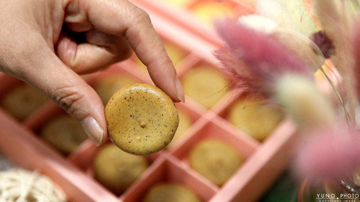 「伯爵茶乳酪球」入口能感受到茶香的餘韻及乳酪的醇濃。（圖片來源：Yuno的吃喝玩樂日記）