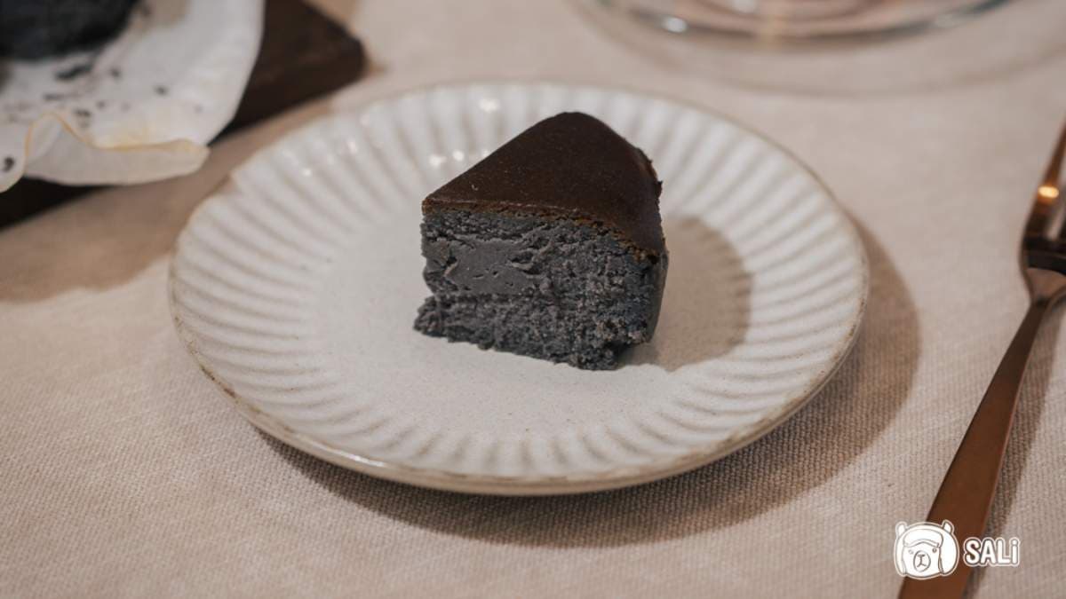 限定口味「軟心黑芝麻」巴斯克，入口即化。（圖片來源：莎笠，小日子）