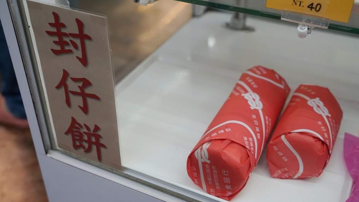 封仔餅看起來有點像飯糰，裡頭包的是餅，吃起來酥脆香甜。（圖片來源：東蛙池塘）